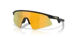 แว่นกันแดด Oakley OJ9015-13 มุมเฉียง สี Matte Black Splatter สำหรับเด็กทุกเพศ