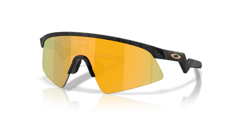 แว่นกันแดด Oakley Resistor Sweep OJ9015-13 Matte Black Splatter Prizm 24K แว่นกันแดด Oakley OJ9015-13 มุมเฉียง สี Matte Black Splatter สำหรับเด็กทุกเพศ