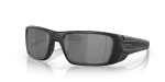 แว่นกันแดด Oakley Fuel Cell OO9096-B3 Cerakote Graphite Black Black Iridium Polarized แว่นกันแดด Oakley OO9096-B3 มุมเฉียง สี Cerakote Graphite Black สำหรับผู้ชาย