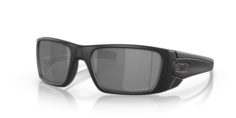 แว่นกันแดด Oakley Fuel Cell OO9096-B3 Cerakote Graphite Black Black Iridium Polarized แว่นกันแดด Oakley OO9096-B3 มุมเฉียง สี Cerakote Graphite Black สำหรับผู้ชาย