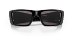 แว่นกันแดด Oakley Fuel Cell OO9096-K2 Polished Black Prizm Grey แว่นกันแดด Oakley OO9096-K2 close-up ด้านหน้า