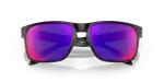 แว่นกันแดด Oakley Holbrook OO9102-36 Matte Black Positive Red Iridium แว่นกันแดด Oakley OO9102-36 close-up ด้านหน้า