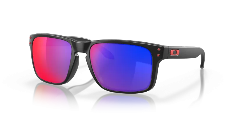 แว่นกันแดด Oakley Holbrook OO9102-36 Matte Black Positive Red Iridium แว่นกันแดด Oakley OO9102-36 มุมเฉียง สีดำด้าน สำหรับผู้ชาย