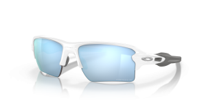 แว่นกันแดด Oakley OO9188-82 มุมเฉียง สี Polished White สำหรับผู้ใช้ทุกเพศ