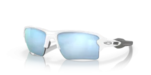 แว่นกันแดด Oakley OO9188-82 มุมเฉียง สี Polished White สำหรับผู้ใช้ทุกเพศ