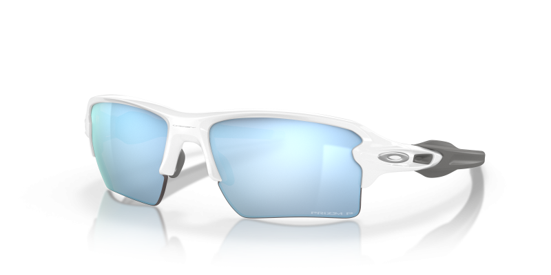 แว่นกันแดด Oakley OO9188-82 มุมเฉียง สี Polished White สำหรับผู้ใช้ทุกเพศ