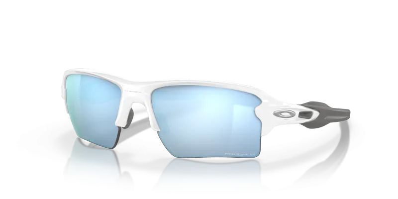 แว่นกันแดด Oakley Flak 2.0 XL OO9188-82 Polished White Prizm Deep Water Polarized แว่นกันแดด Oakley OO9188-82 มุมเฉียง สี Polished White สำหรับผู้ใช้ทุกเพศ