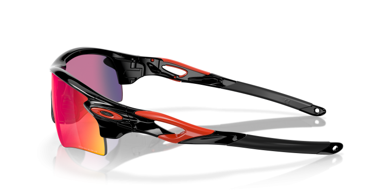 แว่นกันแดด Oakley OO9206-37 มุมข้าง ขาแว่นสีดำขัดเงา