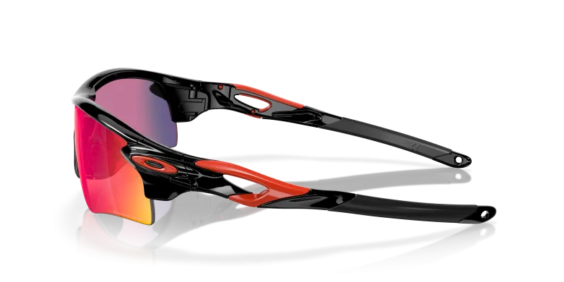 แว่นกันแดด Oakley OO9206-37 มุมข้าง ขาแว่นสีดำขัดเงา