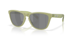 แว่นกันแดด Oakley Frogskins (A) OO9245-E9 Matte Fern Prizm Black Polarized แว่นกันแดด Oakley OO9245-E9 มุมเฉียง สี Matte Fern สำหรับผู้ชาย