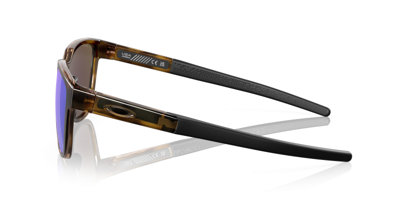 แว่นกันแดด Oakley OO9250A-04 มุมข้าง ขาแว่นสีน้ำตาลลายเต่า
