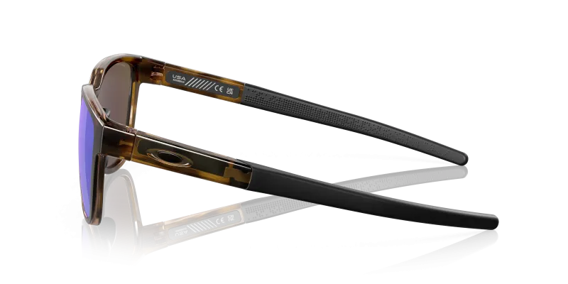 แว่นกันแดด Oakley OO9250A-04 มุมข้าง ขาแว่นสีน้ำตาลลายเต่า