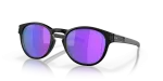 แว่นกันแดด Oakley Latch OO9265-55 Matte Black Prizm Violet แว่นกันแดด Oakley OO9265-55 มุมเฉียง สีดำด้าน สำหรับผู้ชาย