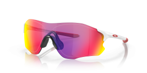 แว่นกันแดด Oakley OO9313-04 มุมเฉียง สี Polished White สำหรับผู้ใช้ทุกเพศ