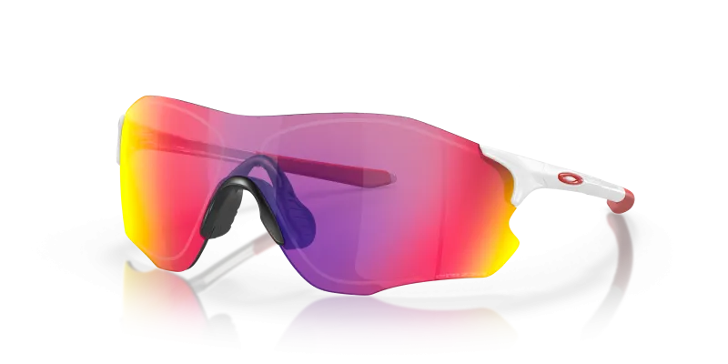 แว่นกันแดด Oakley OO9313-04 มุมเฉียง สี Polished White สำหรับผู้ใช้ทุกเพศ