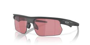 แว่นกันแดด Oakley OO9400-07 มุมเฉียง สี Matte Carbon สำหรับผู้ใช้ทุกเพศ