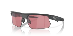 แว่นกันแดด Oakley OO9400-07 มุมเฉียง สี Matte Carbon สำหรับผู้ใช้ทุกเพศ