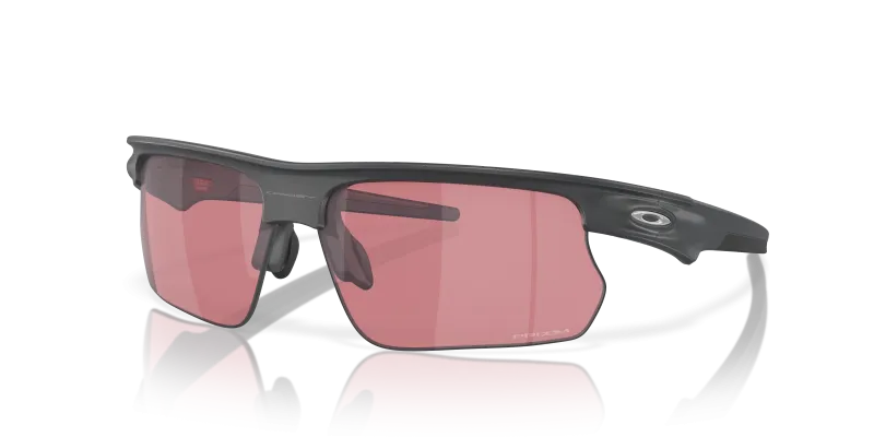 แว่นกันแดด Oakley Bisphaera OO9400-07 Matte Carbon Prizm Dark Golf แว่นกันแดด Oakley OO9400-07 มุมเฉียง สี Matte Carbon สำหรับผู้ใช้ทุกเพศ