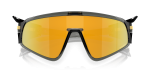 แว่นกันแดด Oakley Latch Panel OO9404-05 Grey Smoke Prizm 24K แว่นกันแดด Oakley OO9404-05 close-up ด้านหน้า