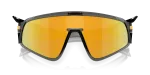 แว่นกันแดด Oakley Latch Panel OO9404-05 Grey Smoke Prizm 24K แว่นกันแดด Oakley OO9404-05 close-up ด้านหน้า