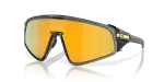 แว่นกันแดด Oakley Latch Panel OO9404-05 Grey Smoke Prizm 24K แว่นกันแดด Oakley OO9404-05 มุมเฉียง สีเทาสโมค สำหรับผู้ใช้ทุกเพศ