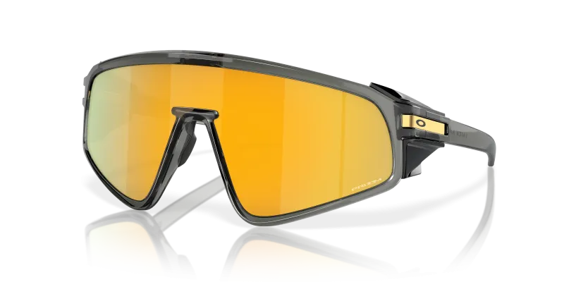 แว่นกันแดด Oakley Latch Panel OO9404-05 Grey Smoke Prizm 24K แว่นกันแดด Oakley OO9404-05 มุมเฉียง สีเทาสโมค สำหรับผู้ใช้ทุกเพศ