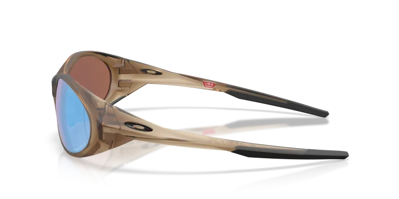 แว่นกันแดด Oakley OO9438-45 มุมข้าง ขาแว่นสีน้ำตาลด้านควัน