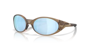 แว่นกันแดด Oakley OO9438-45 มุมเฉียง สีน้ำตาลด้านควัน สำหรับผู้ชาย