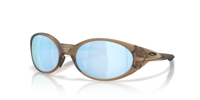 แว่นกันแดด Oakley OO9438-45 มุมเฉียง สีน้ำตาลด้านควัน สำหรับผู้ชาย
