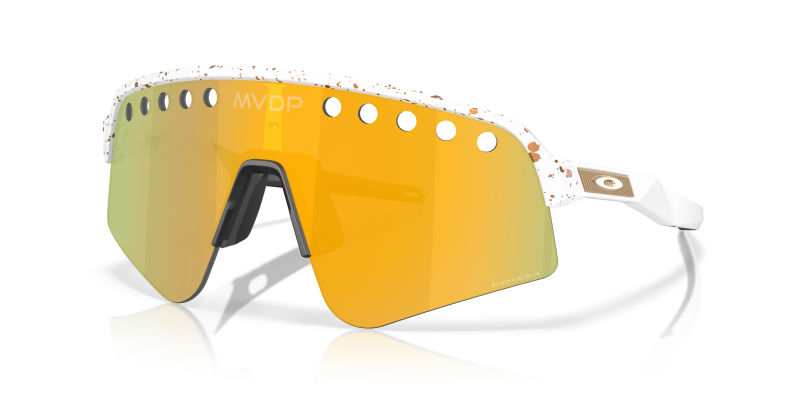 แว่นกันแดด Oakley Sutro Lite Sweep OO9465-33 Red/Gold Splatter Prizm 24K แว่นกันแดด Oakley OO9465-33 มุมเฉียง แดง/สีทองลายหยด สำหรับผู้ชาย