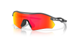 แว่นกันแดด Oakley OO9495D-03 มุมเฉียง สีเทา สำหรับผู้ใช้ทุกเพศ