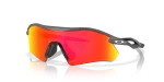 แว่นกันแดด Oakley OO9495D-03 มุมเฉียง สีเทา สำหรับผู้ใช้ทุกเพศ