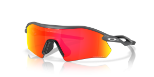 แว่นกันแดด Oakley OO9495D-03 มุมเฉียง สีเทา สำหรับผู้ใช้ทุกเพศ