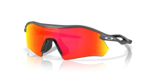 แว่นกันแดด Oakley OO9495D-03 มุมเฉียง สีเทา สำหรับผู้ใช้ทุกเพศ