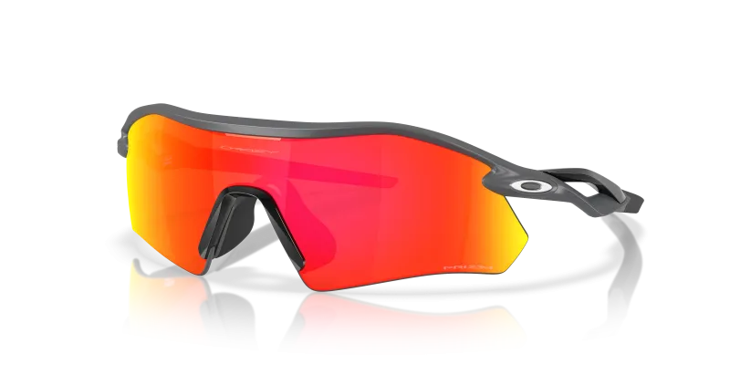 แว่นกันแดด Oakley OO9495D-03 มุมเฉียง สีเทา สำหรับผู้ใช้ทุกเพศ
