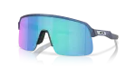 แว่นกันแดด Oakley OO9496-03 มุมเฉียง สีน้ำเงินโปร่งใสด้าน สำหรับผู้ใช้ทุกเพศ