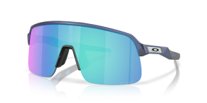 แว่นกันแดด Oakley OO9496-03 มุมเฉียง สีน้ำเงินโปร่งใสด้าน สำหรับผู้ใช้ทุกเพศ