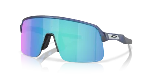 แว่นกันแดด Oakley OO9496-03 มุมเฉียง สีน้ำเงินโปร่งใสด้าน สำหรับผู้ใช้ทุกเพศ