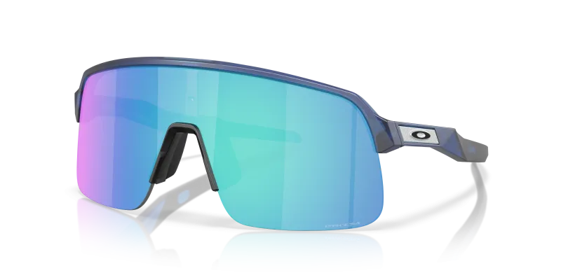 แว่นกันแดด Oakley OO9496-03 มุมเฉียง สีน้ำเงินโปร่งใสด้าน สำหรับผู้ใช้ทุกเพศ