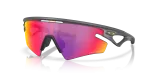 แว่นกันแดด Oakley OO9499-06 มุมเฉียง สี Matte Carbon สำหรับผู้ใช้ทุกเพศ