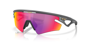 แว่นกันแดด Oakley OO9499-06 มุมเฉียง สี Matte Carbon สำหรับผู้ใช้ทุกเพศ