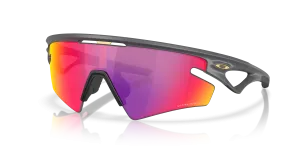 แว่นกันแดด Oakley OO9499-06 มุมเฉียง สี Matte Carbon สำหรับผู้ใช้ทุกเพศ