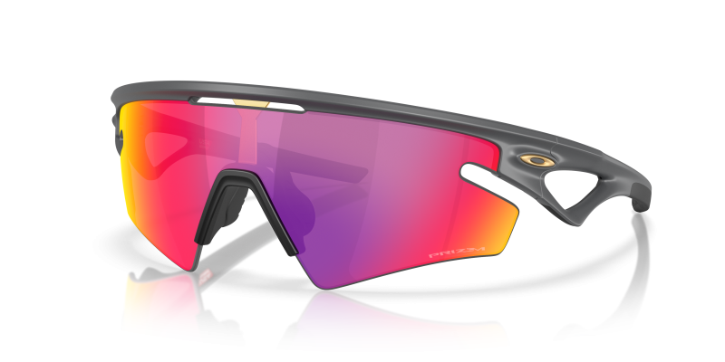 แว่นกันแดด Oakley Sphaera Slash OO9499-06 Matte Carbon Prizm Road แว่นกันแดด Oakley OO9499-06 มุมเฉียง สี Matte Carbon สำหรับผู้ใช้ทุกเพศ
