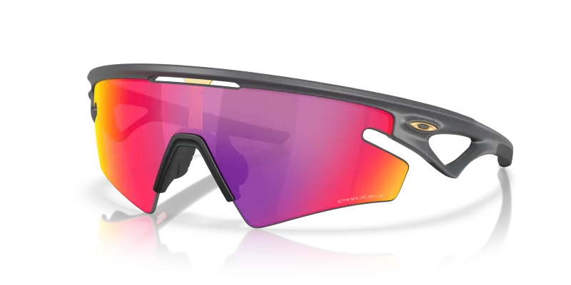 แว่นกันแดด Oakley OO9499-06 มุมเฉียง สี Matte Carbon สำหรับผู้ใช้ทุกเพศ
