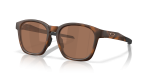 แว่นกันแดด Oakley Shackle OO9507D-03 Matte Brown Tortoise Prizm Tungsten แว่นกันแดด Oakley OO9507D-03 มุมเฉียง ลายกระสีน้ำตาลด้าน สำหรับผู้ใช้ทุกเพศ