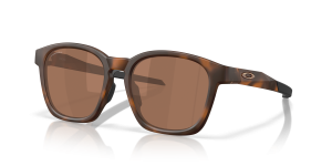แว่นกันแดด Oakley OO9507D-03 มุมเฉียง ลายกระสีน้ำตาลด้าน สำหรับผู้ใช้ทุกเพศ