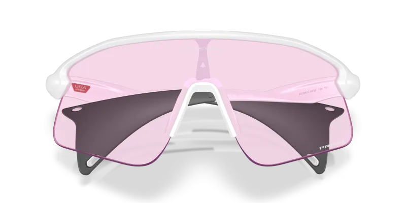 แว่นกันแดด Oakley OO9517-07 close-up ด้านหน้า