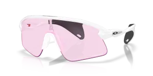 แว่นกันแดด Oakley OO9517-07 มุมเฉียง สีขาวด้าน สำหรับผู้ใช้ทุกเพศ