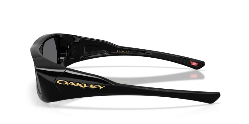 แว่นกันแดด Oakley OO9520-01 มุมข้าง ขาแว่นสีดำขัดเงา