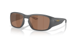 แว่นกันแดด Oakley Tourniquet OO9521-06 Matte Carbon Prizm Tungsten แว่นกันแดด Oakley OO9521-06 มุมเฉียง สี Matte Carbon สำหรับผู้ชาย